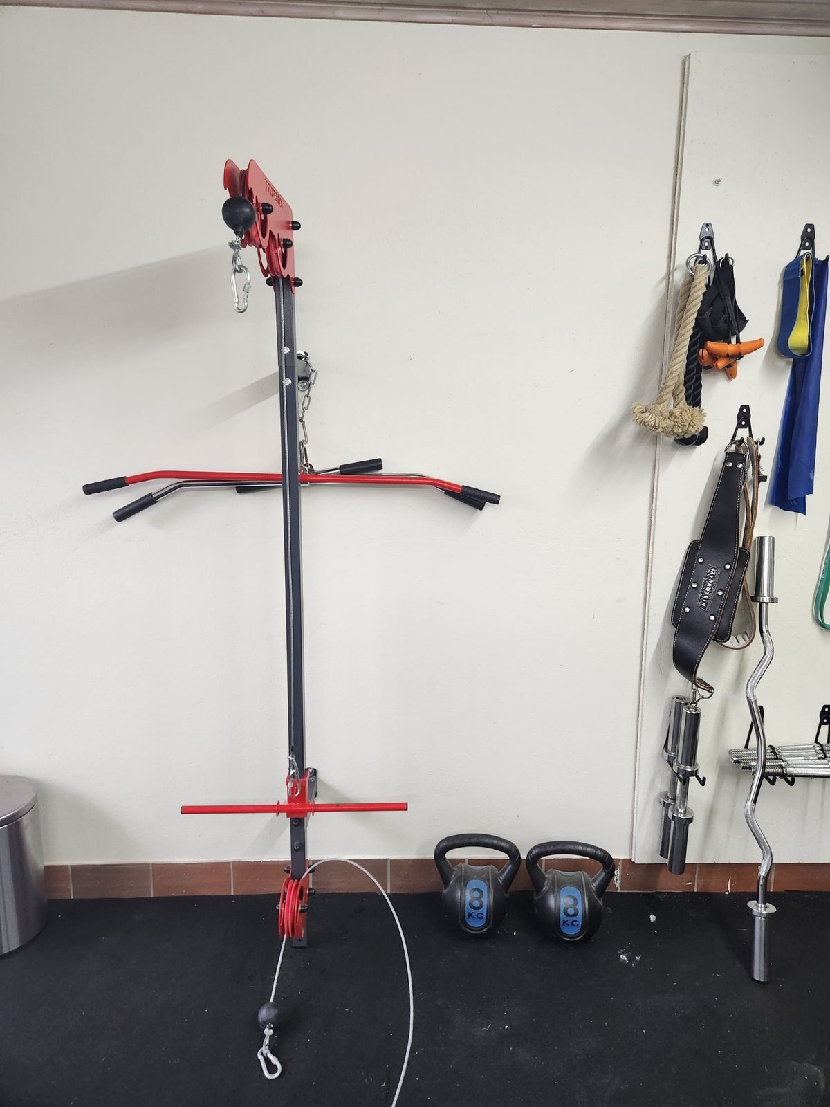 Kabelzug und Kettlebells im Studio